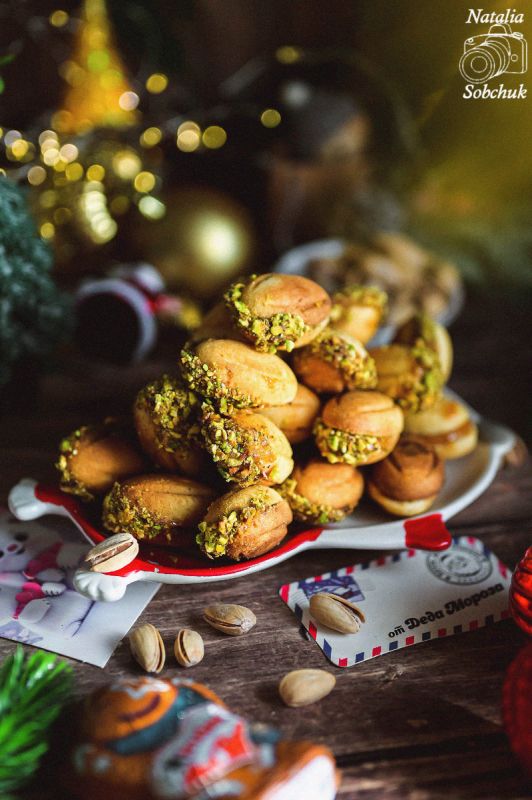 Орешки с варёной сгущёнкой и фисташкой: практичный вкусный подход к домашнему десерту