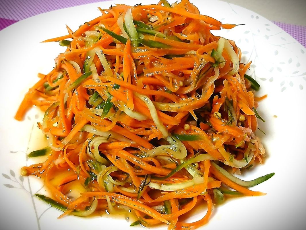 Яркий салат из моркови и огурца за считанные минуты