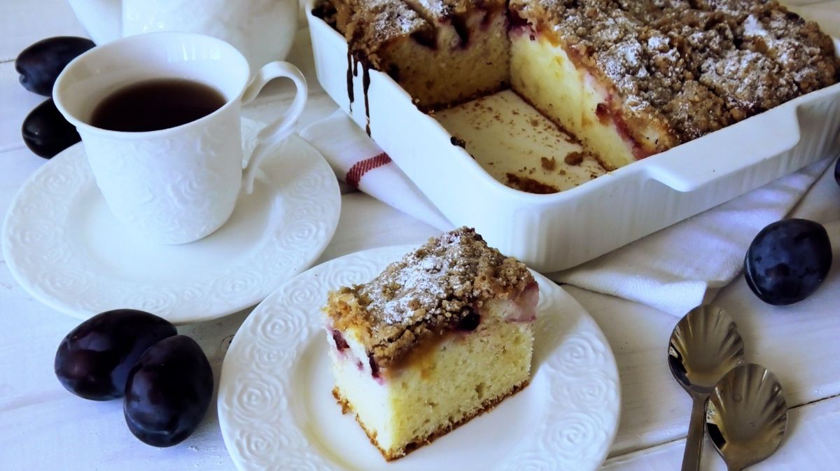 Нежный воздушный пирог со сливами для вашего чаепития