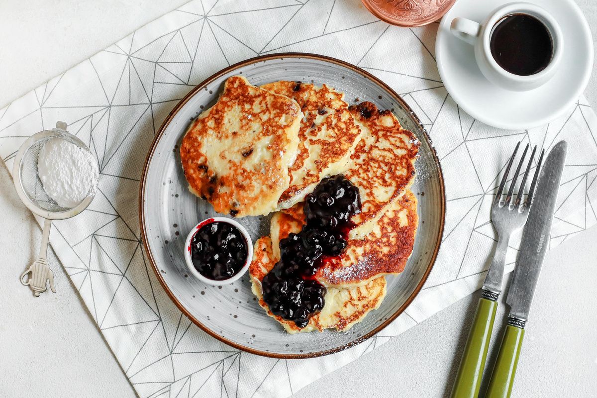 Сладкие оладьи с шоколадом и черничным соусом: бюджетный рецепт для гурманов