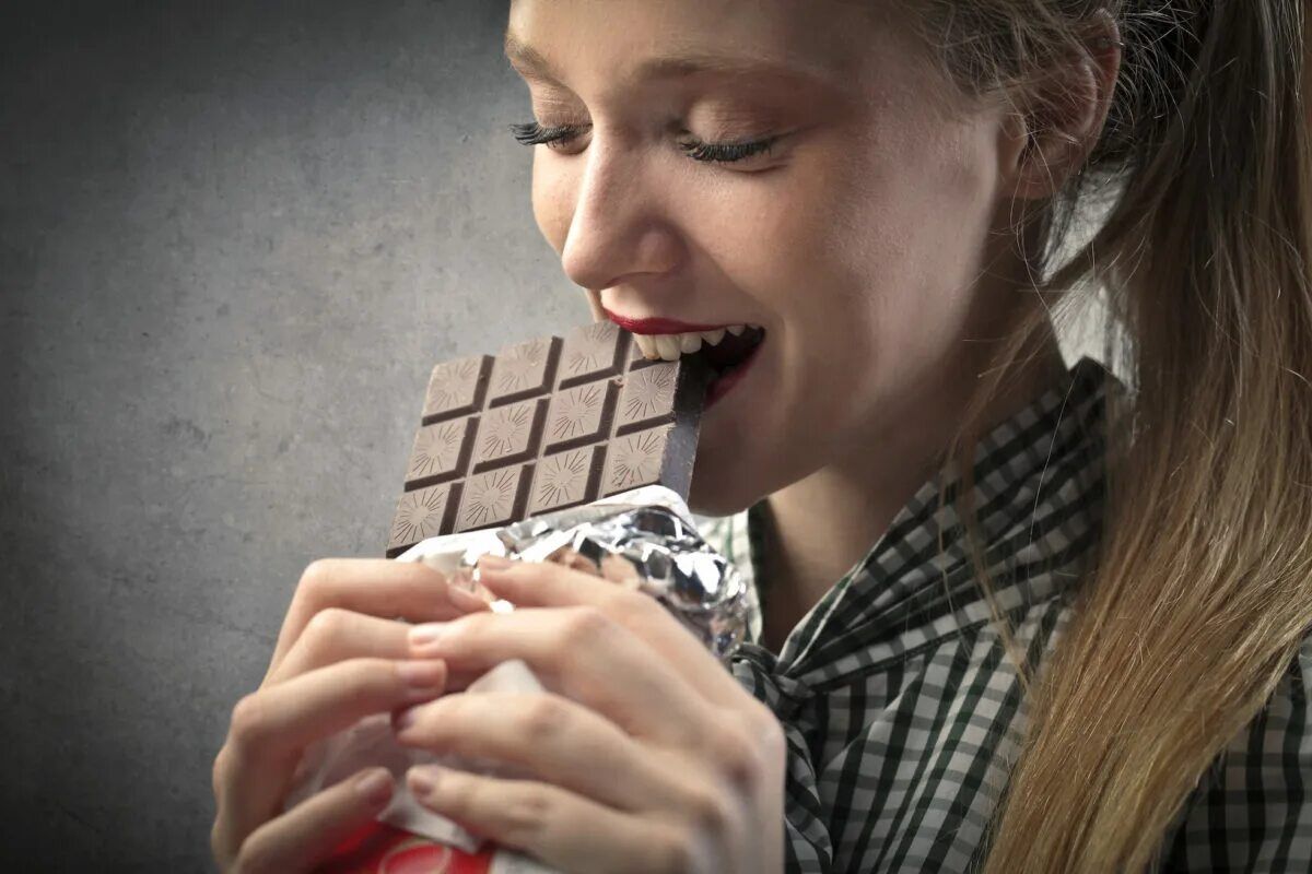 Почему стресс заставляет нас тянуться к углеводам