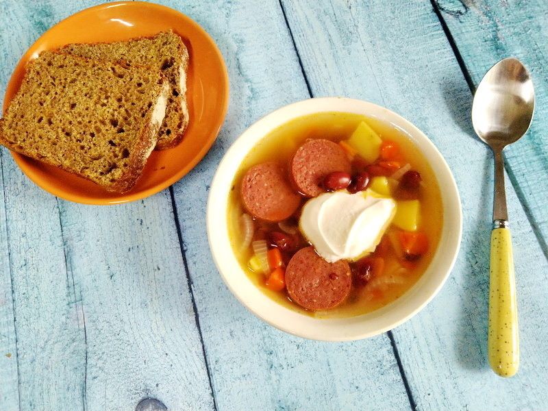 Быстрый фасолевый суп с колбасками: простота и вкус за 20 минут