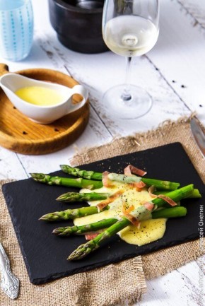 Спаржа с голландским соусом: Гурманам на заметку