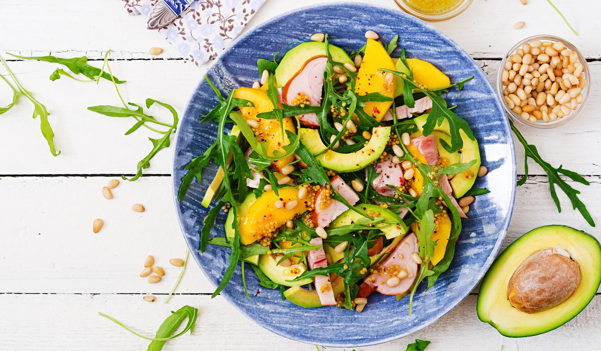 Салат из копченой курицы с манго и авокадо