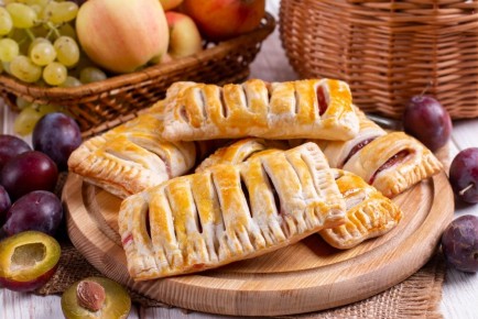 Легкие слойки со сливами: всего 4 простых ингредиента