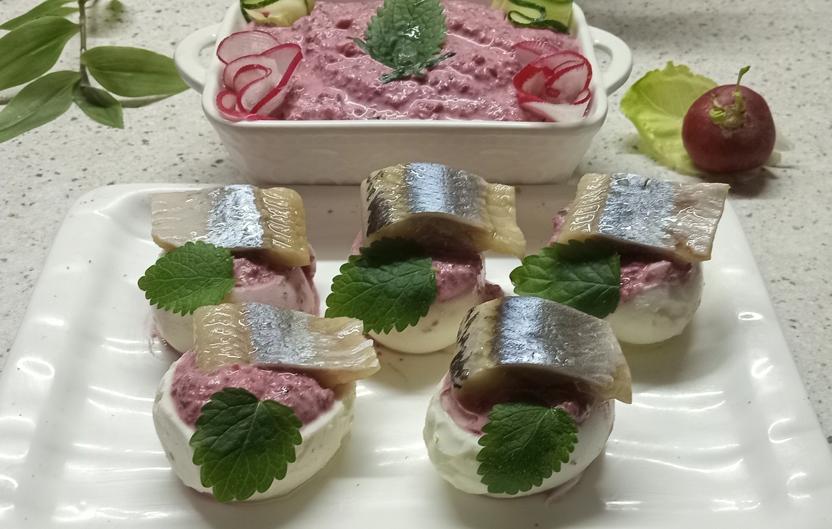Вкусная закуска за полчаса: селедка и свекла в одном блюде
