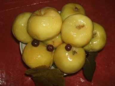 Моченые яблоки с черной смородиной: вкус детства в каждой банке