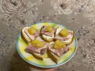 Неповторимые мини-бутерброды: корейка, творожный сыр и ананас