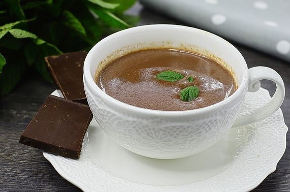 Нежный мятный горячий шоколад для зимних вечеров