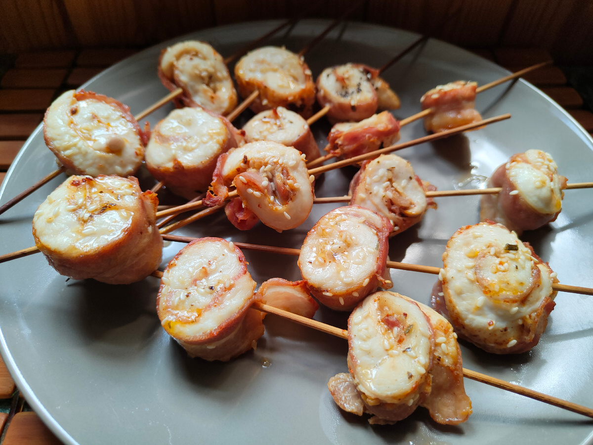 Куриные рулетики с беконом: аппетитная закуска на любой стол