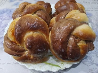 Нежные воздушные булочки с вареньем и корицей