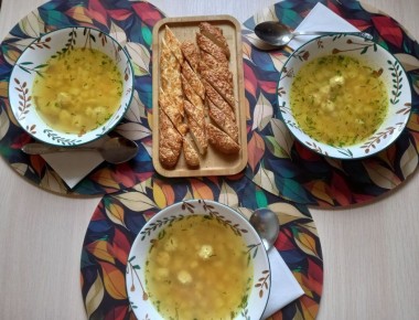 Вкусная традиция: обедаем супом с фрикадельками
