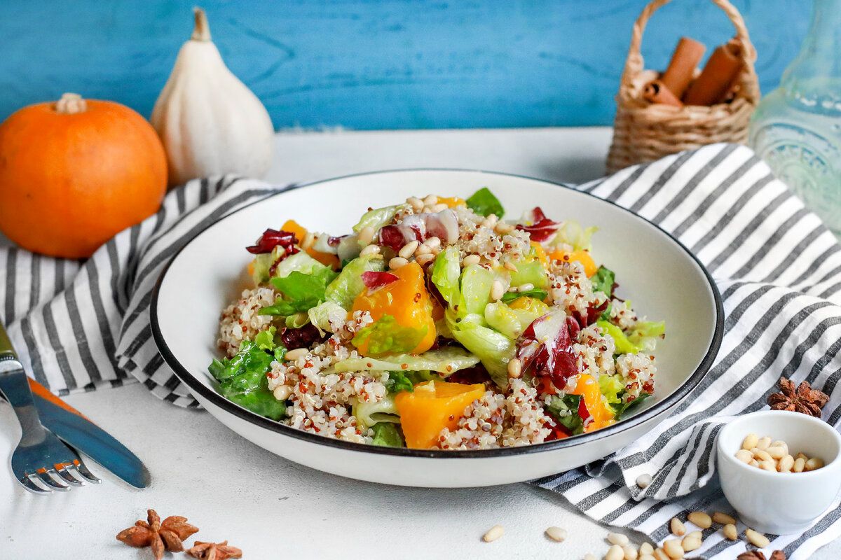 Ставьте на стол: теплый салат с киноа и тыквой под медовой заправкой