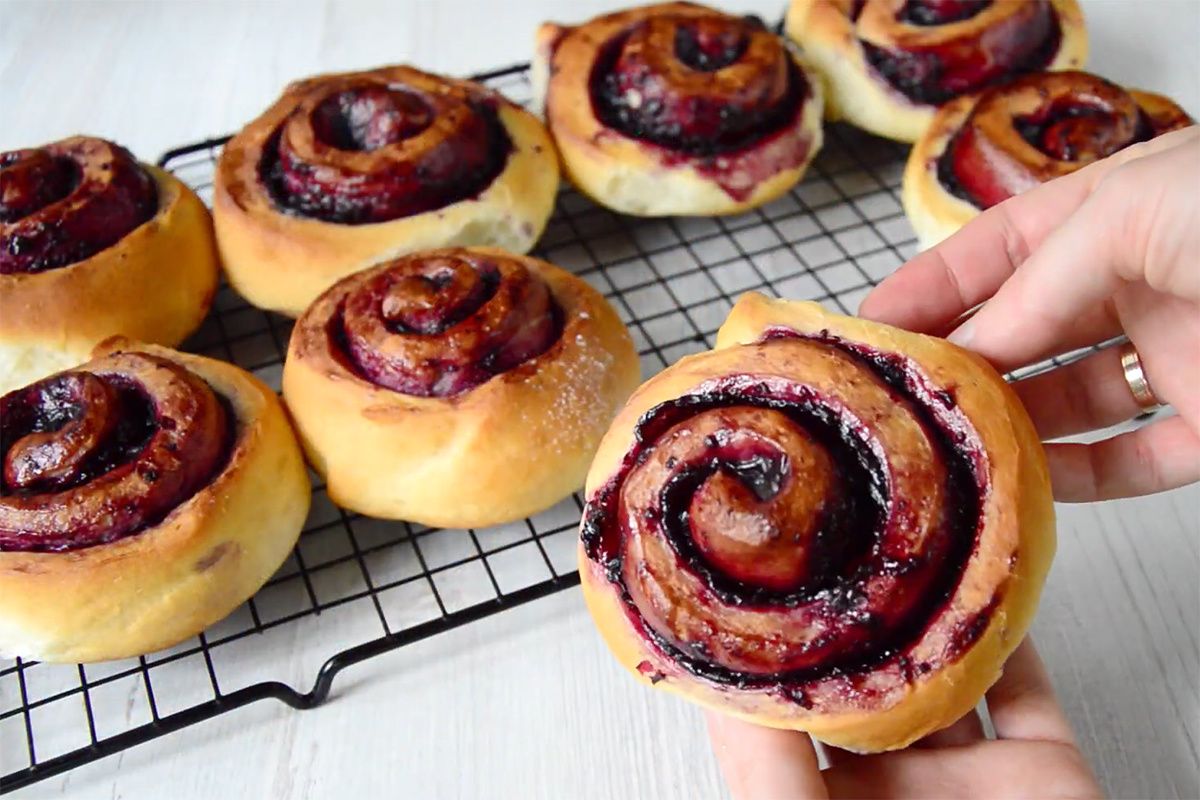 Ароматные булочки с джемом: простой рецепт для настоящих гурманов