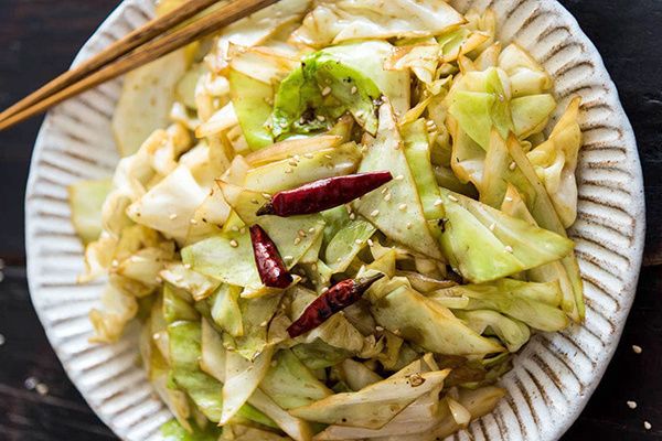 Жареная капуста по-китайски: простой и эффектный гарнир за 5 минут