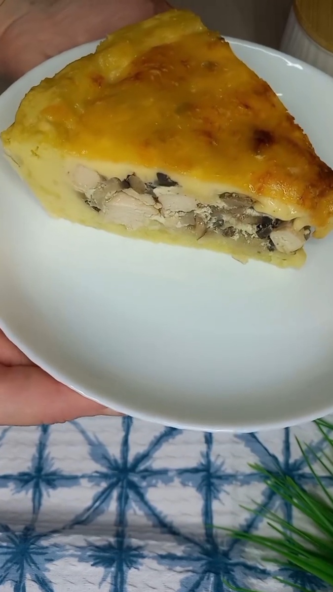 Уютный тарт с курицей и грибами на картофельном тесте