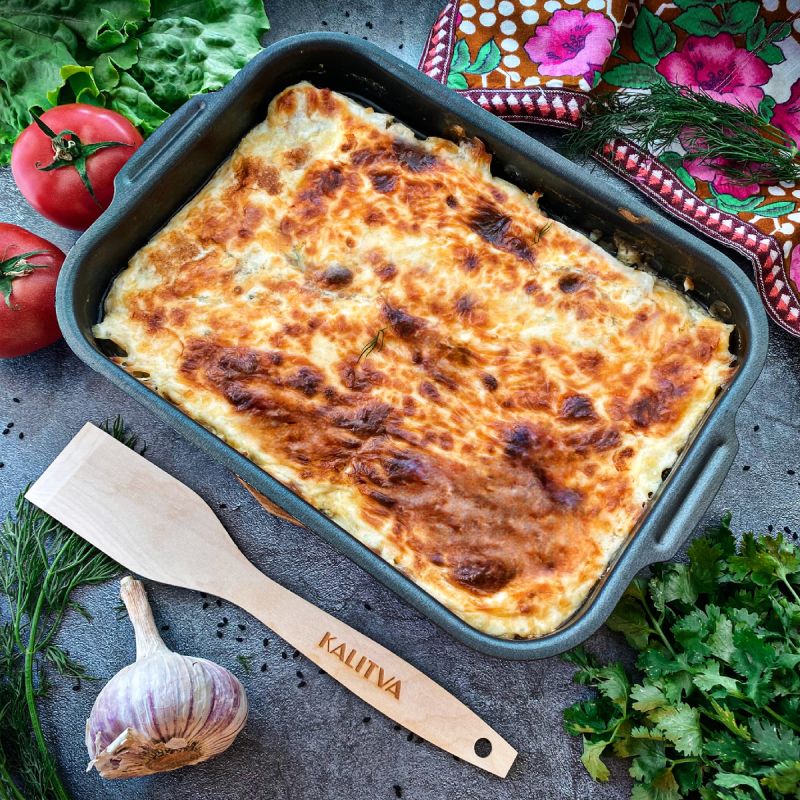 Треска с сыром под ароматной луковой подушкой — идеальное блюдо для уютного ужина