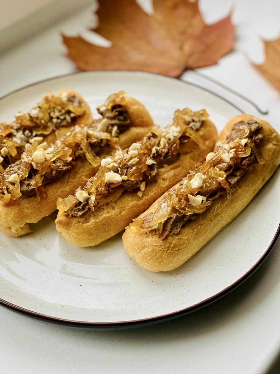 Нежные эклеры с паштетом и луковой карамелью