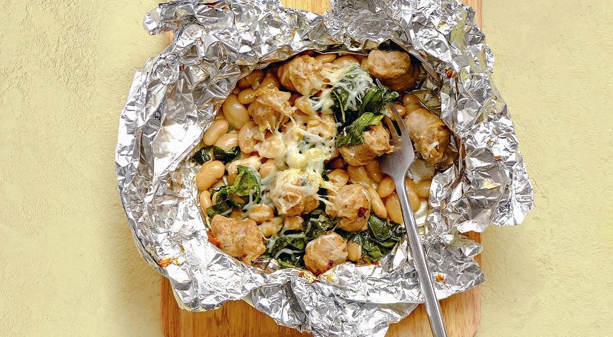 Фасоль с колбасками и шпинатом: Вкусный ужин за полчаса