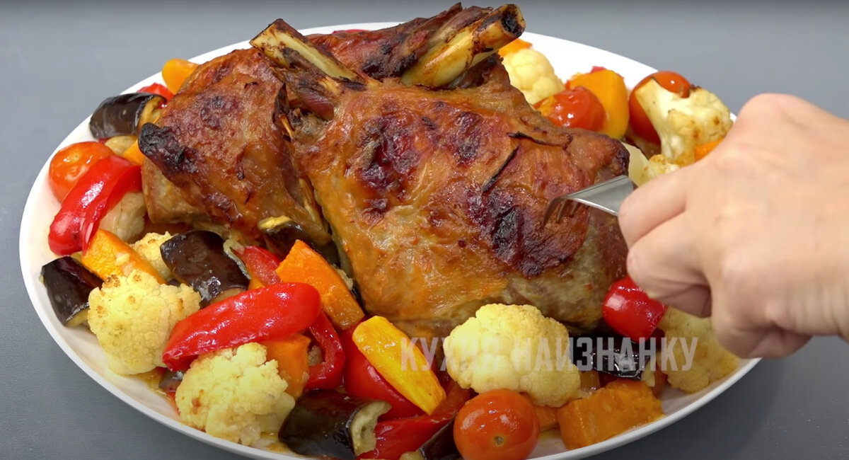 Праздничное угощение: нежные голени индейки с овощами