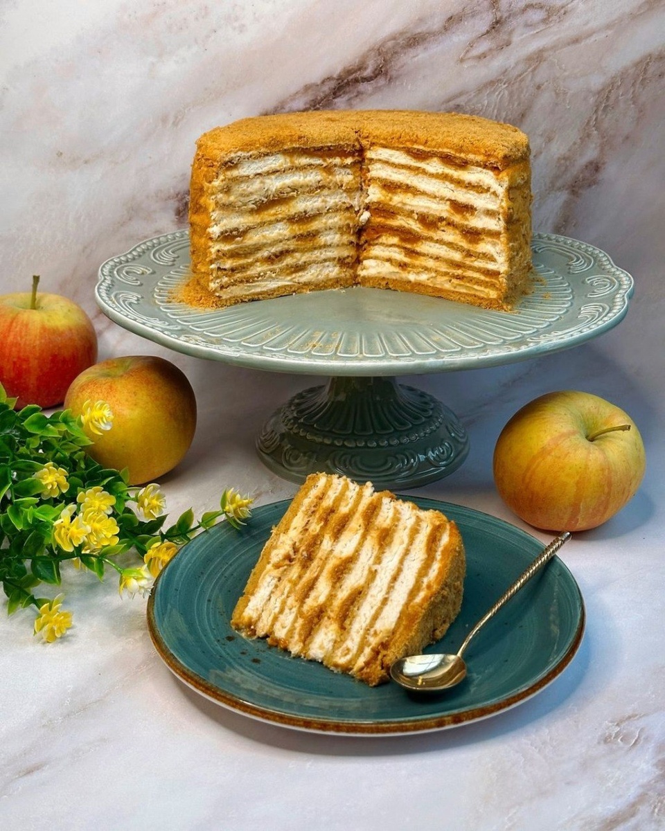 Нежный медовик с карамельно-яблочным акцентом
