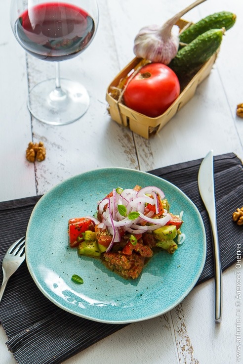 Грузинский овощной салат: от ярких вкусов до уникальной заправки