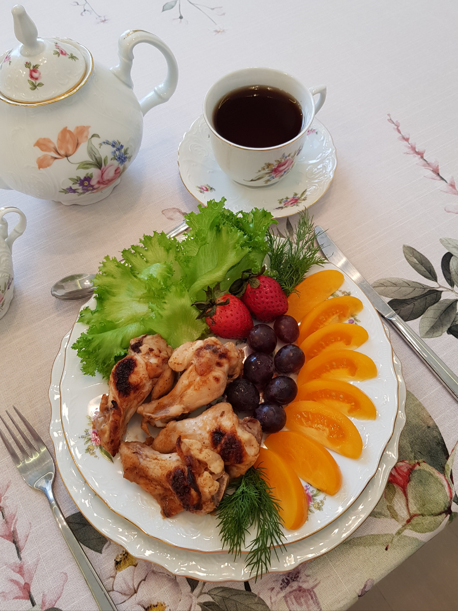 Нежные куриные крылья в томатном соусе