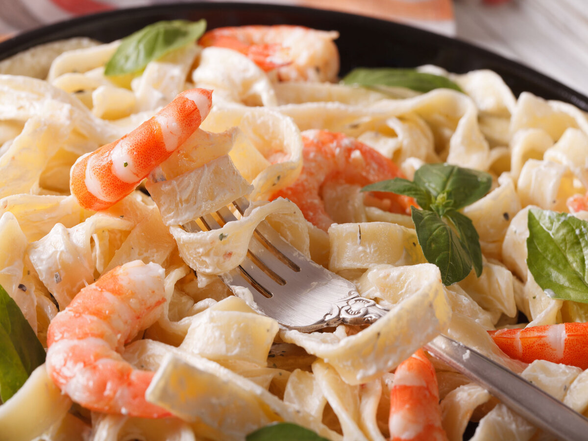 Нежнейшая паста с креветками в сливочно-чесночном соусе