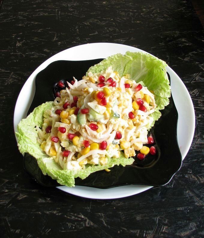 Совершенный салат с кальмарами и свежими овощами для вашего стола