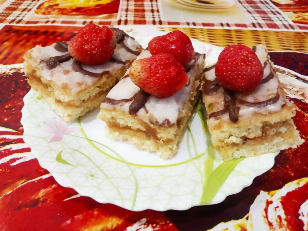 Восхитительные песочные пирожные с яблочным джемом: пошаговый рецепт