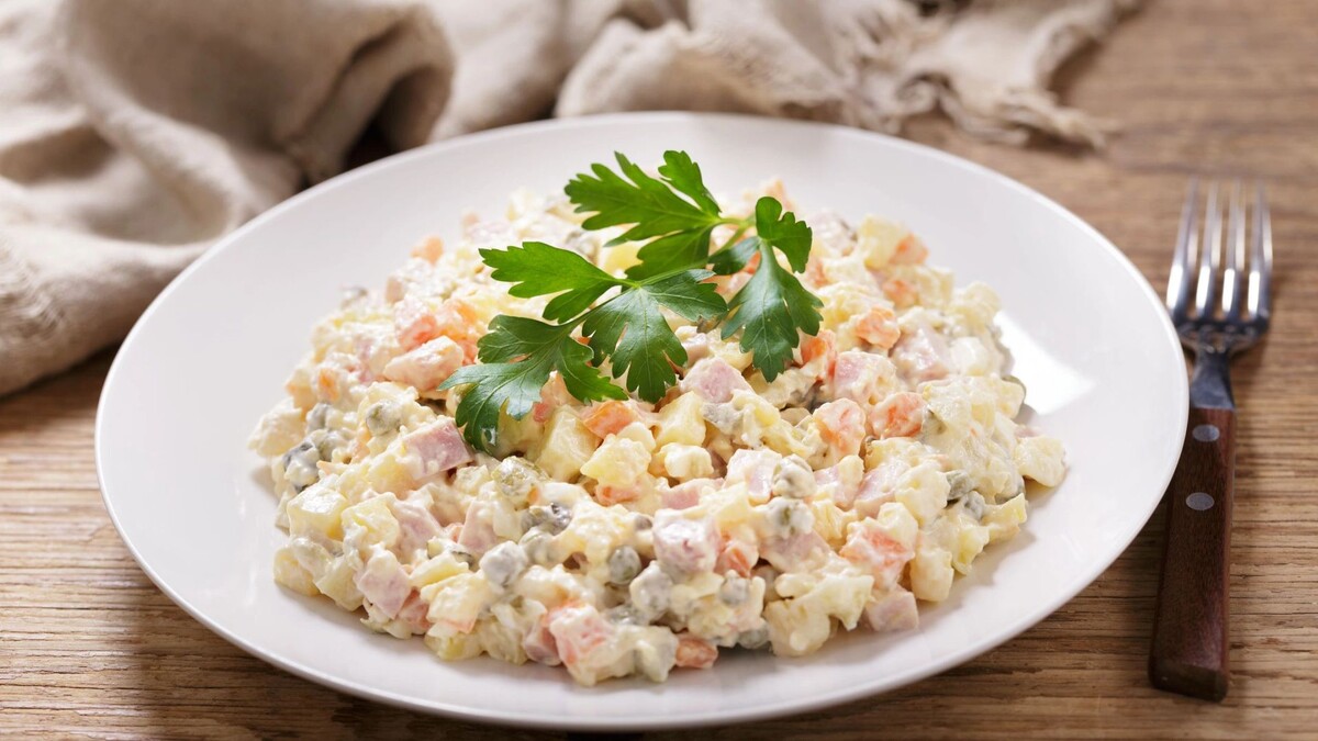 Сколько стоит оливье с колбасой: данные для уральцев в 2026 году