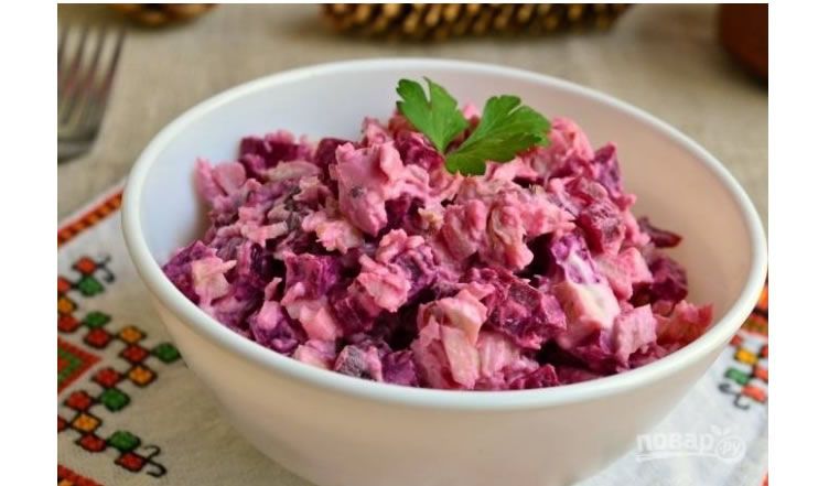 Салат с курицей, свёклой и маринованными огурцами