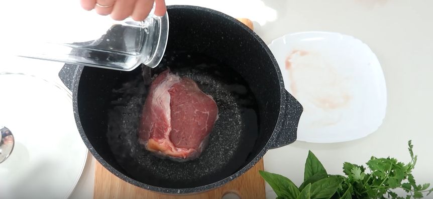 Наслаждайтесь грузинским салатом «Тбилиси» с говядиной и фасолью