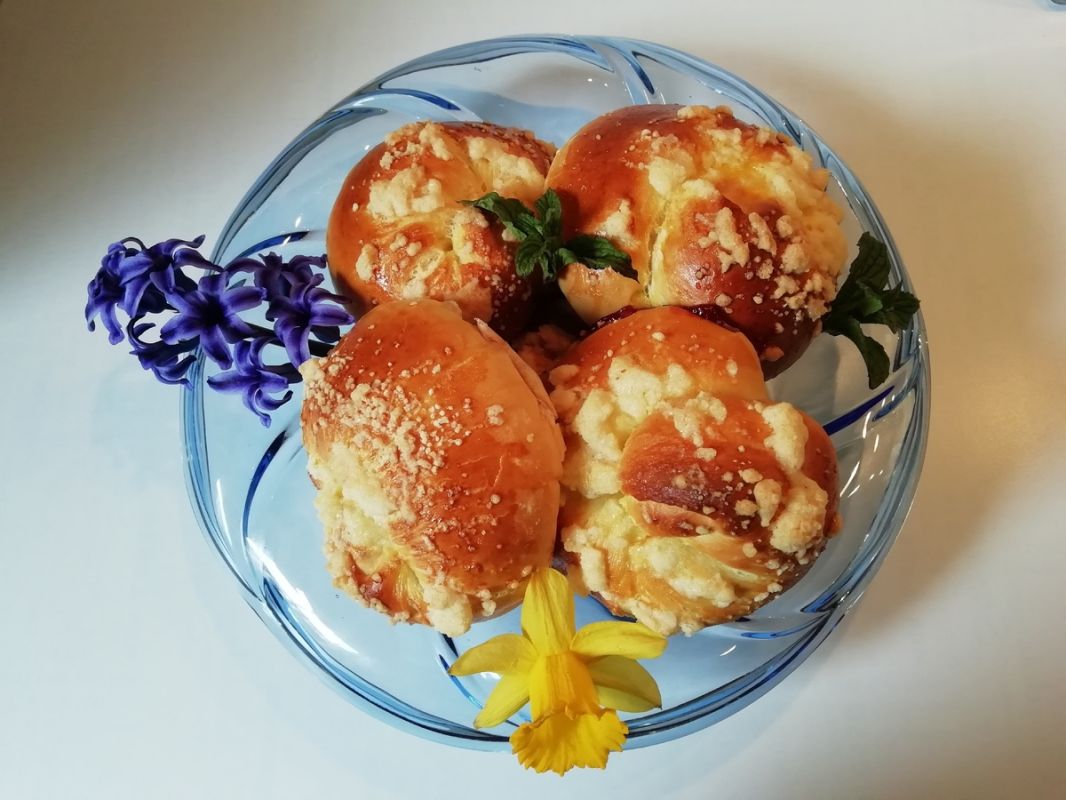 Вкусные булочки с вишней: домашняя выпечка на весеннем чаепитии