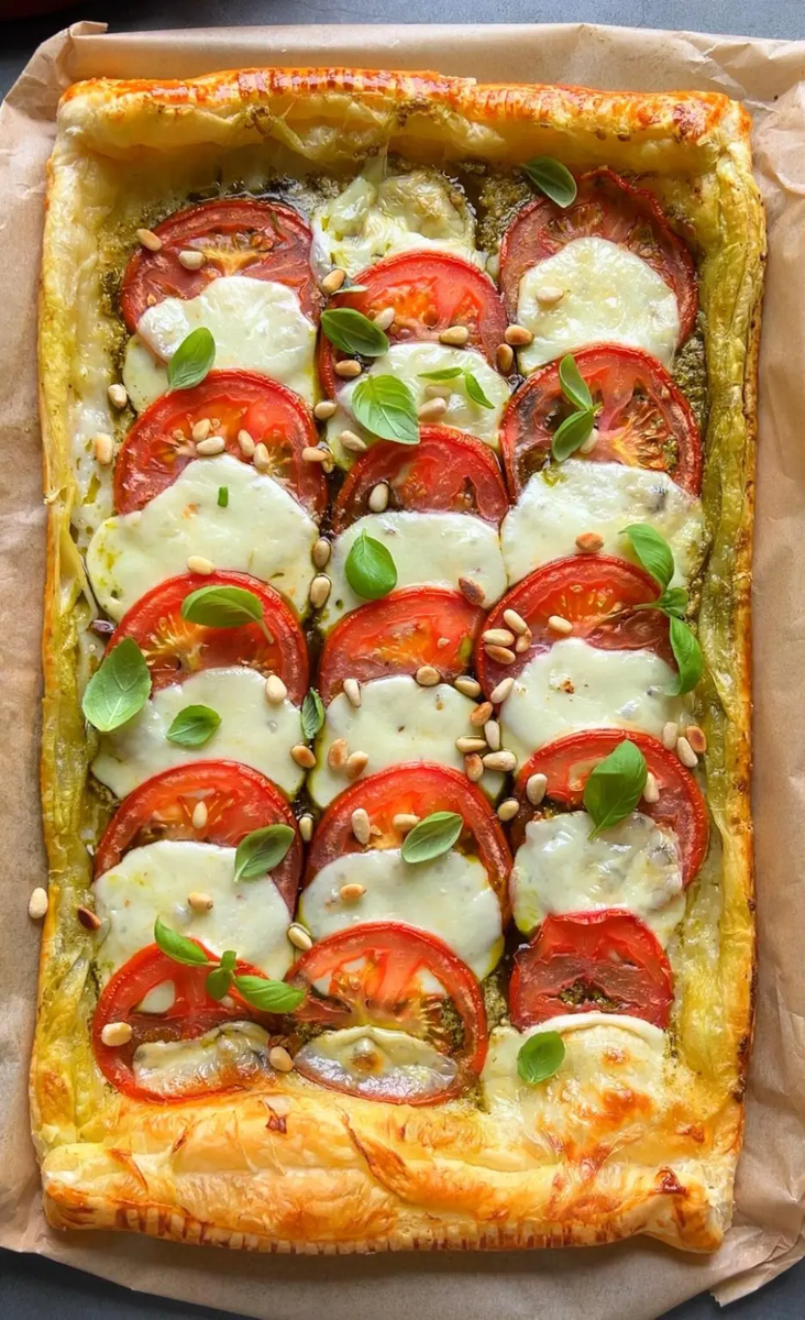 Пицца капрезе за 20 минут: простой рецепт на слоеном тесте
