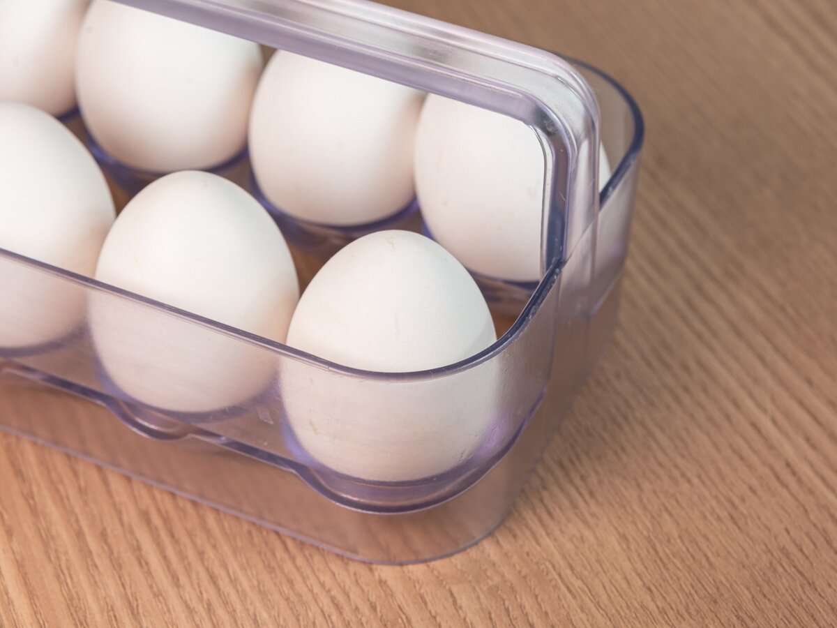 Почему стоит думать дважды, прежде чем хранить яйца в дверце холодильника