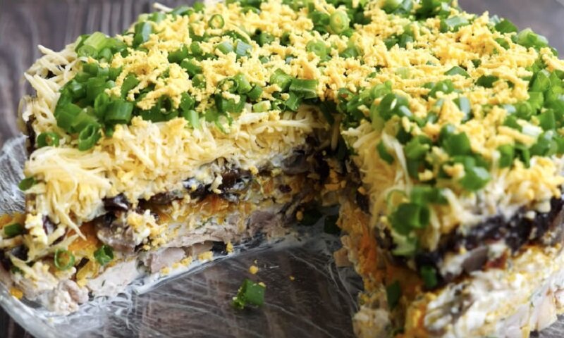 Необычный куриный салат с грибами и черносливом для новогоднего стола