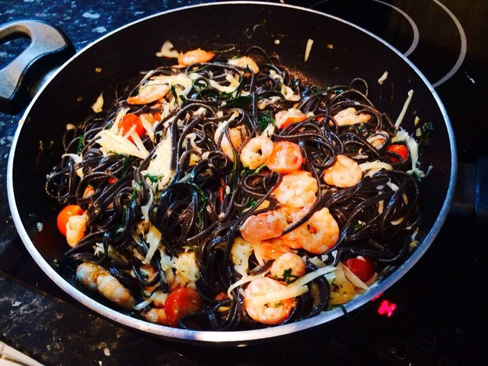 Изящные черные спагетти: морепродукты в чесночном соусе