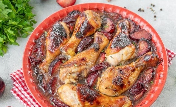 Необычное сочетание: куриные голени с сочными сливами
