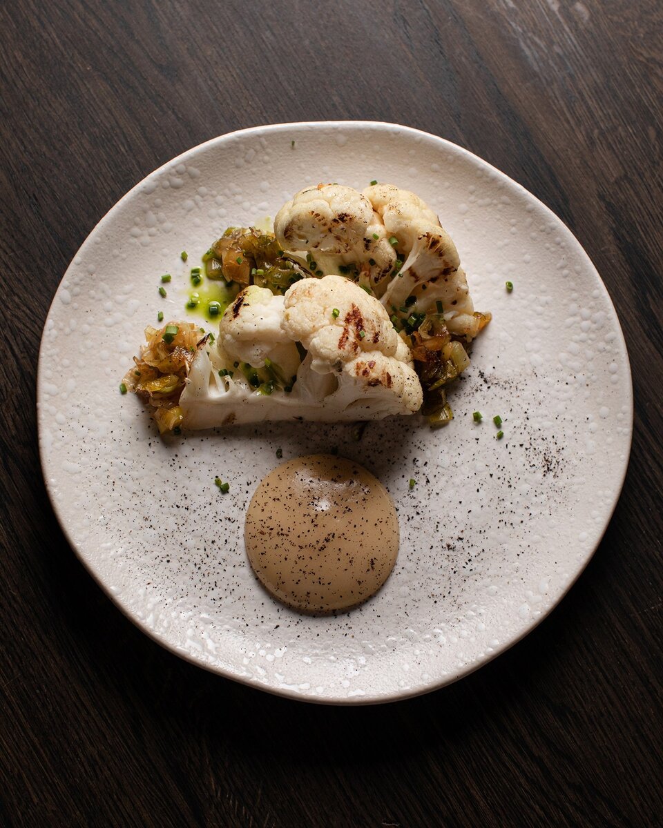 Цветная капуста в новом свете: соус мисо и карамельный порей