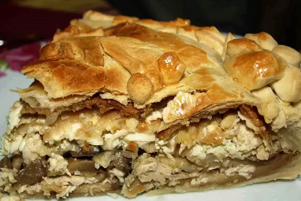 Нежный курник из слоеного теста: пошаговый рецепт