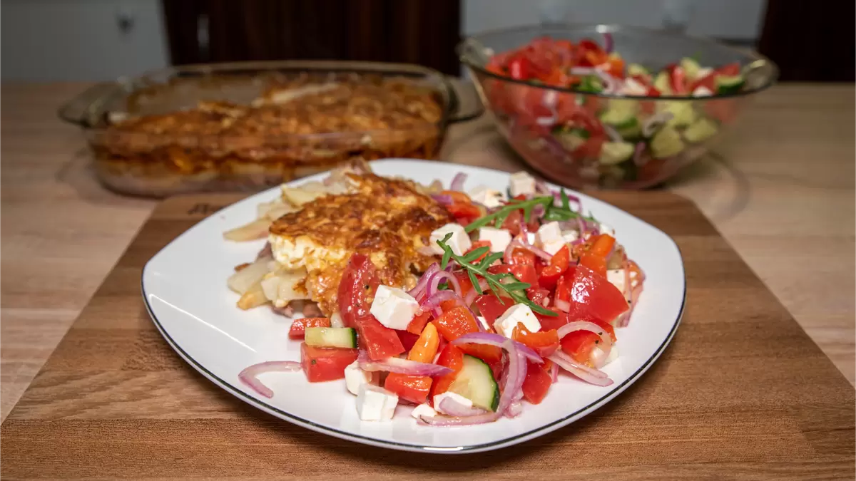 Идеальный уютный ужин: картофель по-генеральски и греческий салат