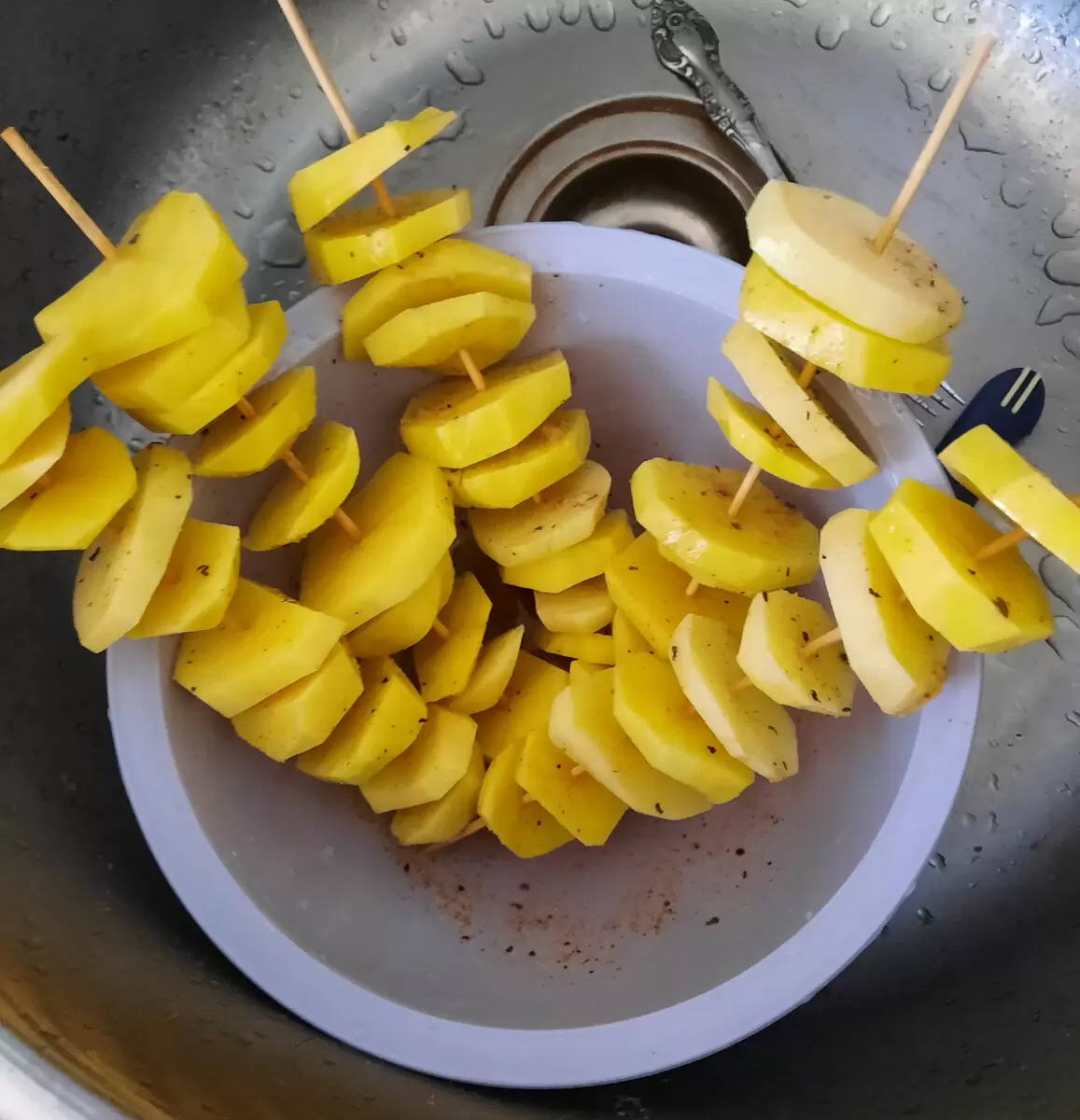 Запечённая картошка с чесночным соусом: простой и вкусный рецепт