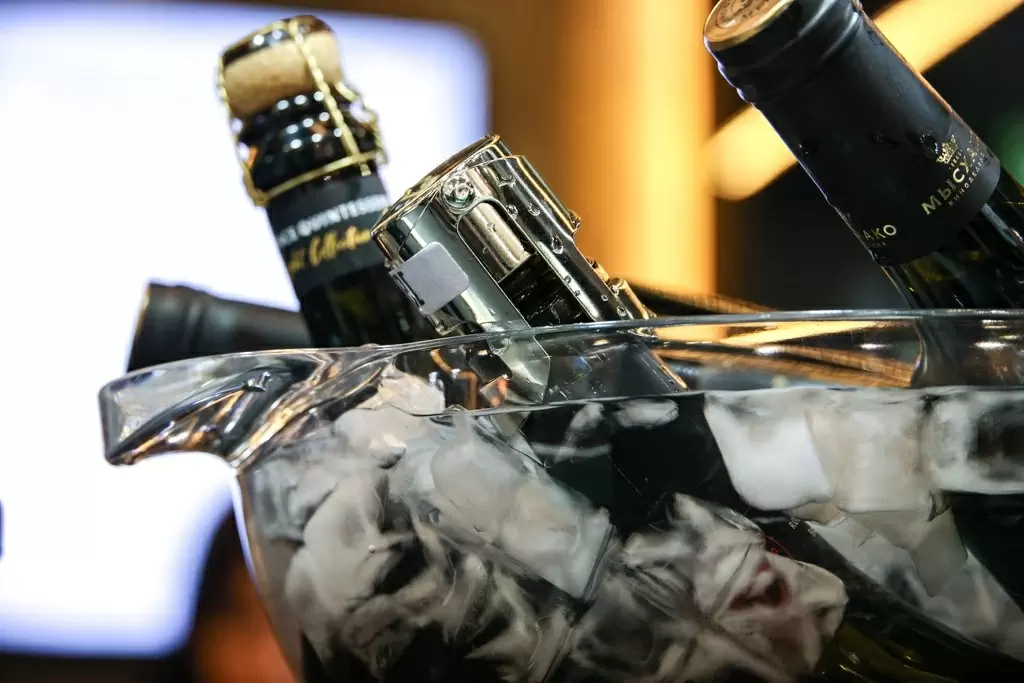 Травматолог предостерегает: как шампанское может испортить Новый год