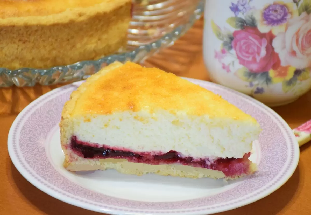 Творожный пирог с вишней: восхитительное угощение, которое удивит всех