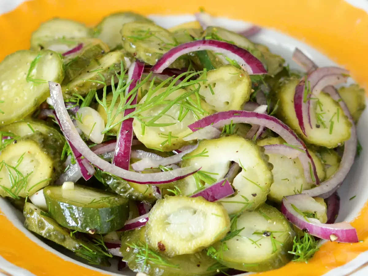 Летний салат из малосольных огурцов: свежесть в каждой порции