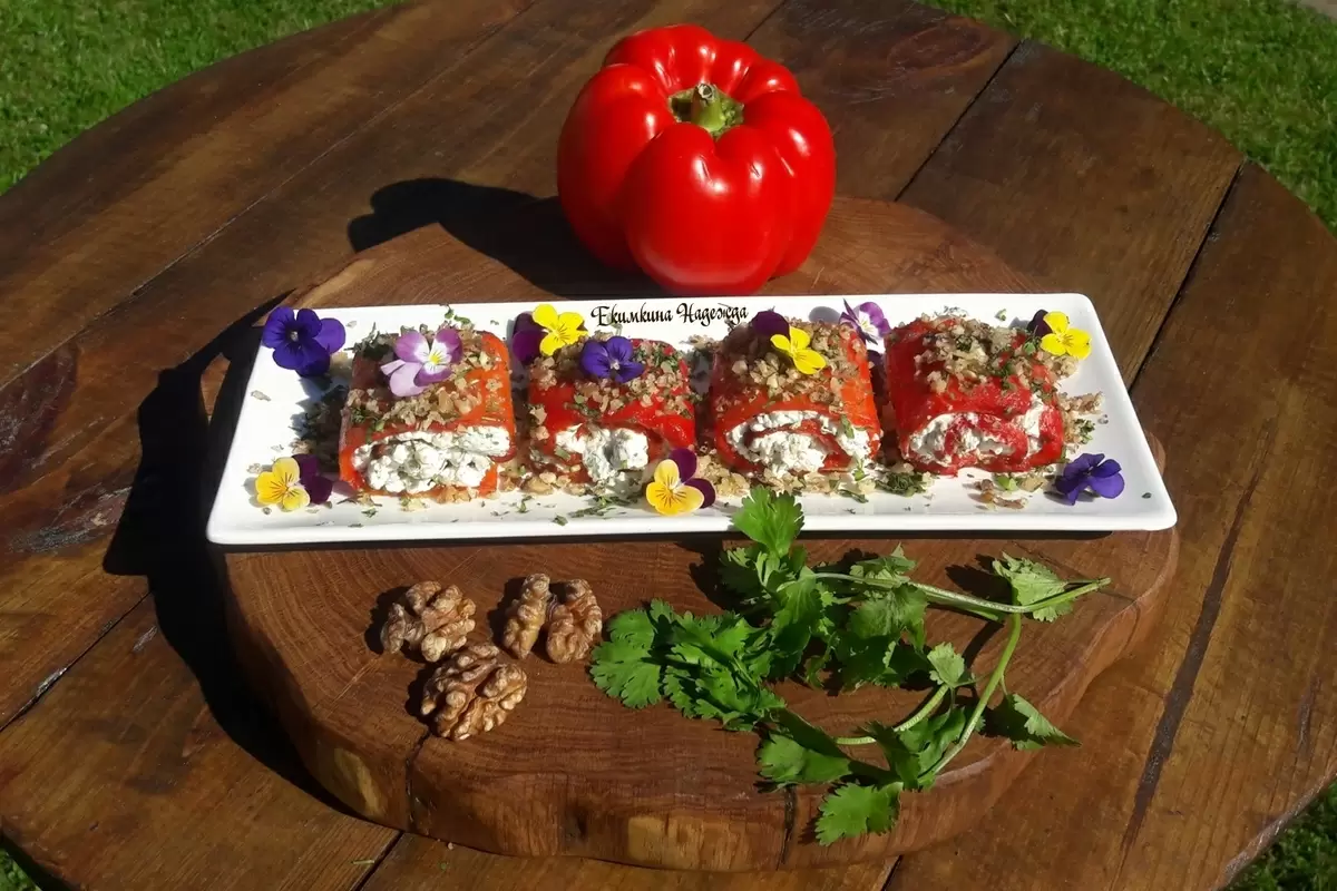 Яркие рулетики из запеченного перца с рассольным сыром