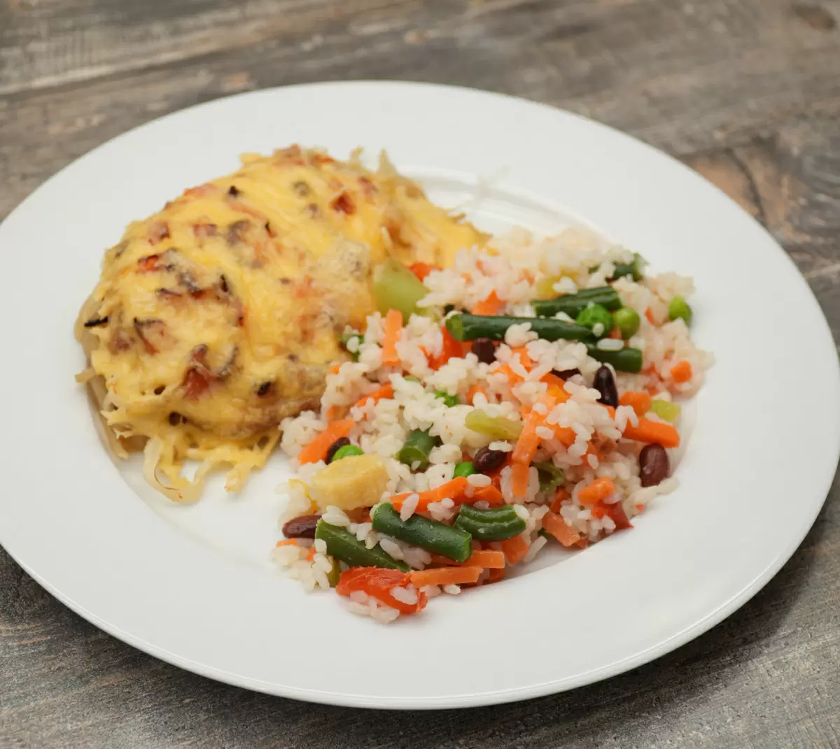 Нежное мясо под сырной корочкой: быстрое и вкусное решение для ужина