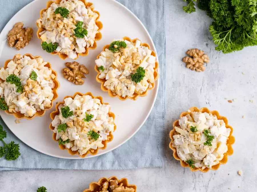 Салат с ананасом и курицей: праздничное угощение к 8 Марта