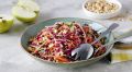 Красочный салат из красной капусты с яблоками и арахисом